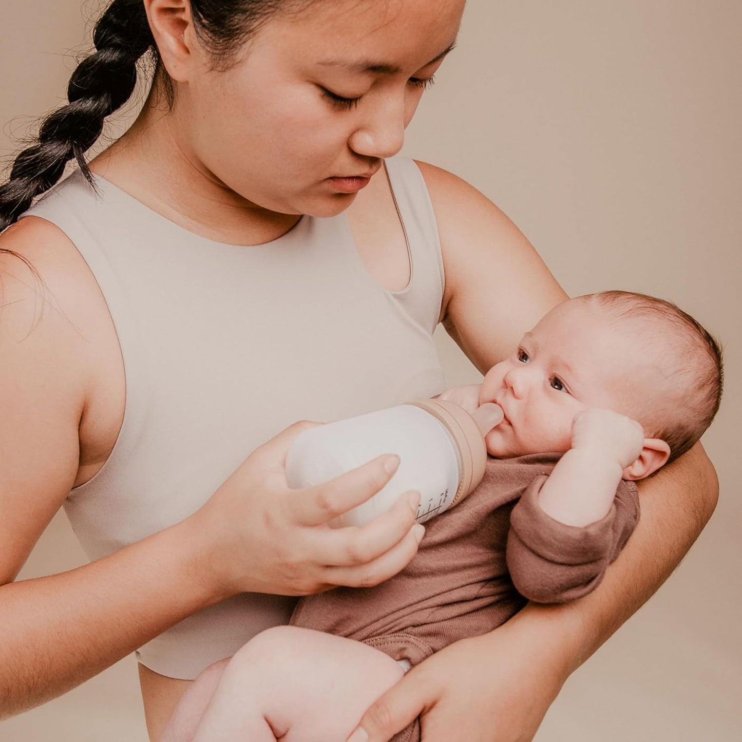 Slow Flow adjusted to the baby's sucking strength, soft silicone supporting natural feeding sensations