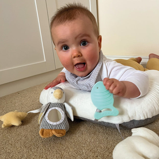 NUBY buikligkussen met speeltjes