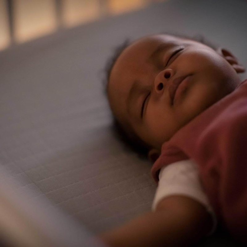 MAXI-COSI Glow inteligentna lampka nocna pod łóżeczko z aplikacją 30 cm – zdjęcie produktu 5
