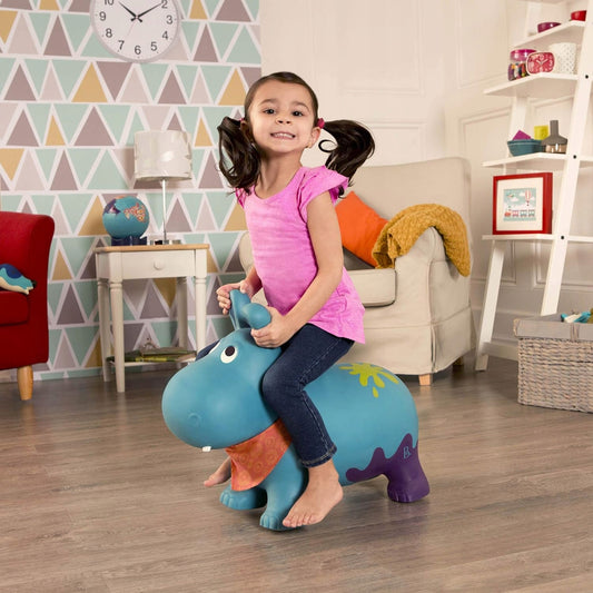 B.TOYS hipopotam GUMOWY SKOCZEK 61 cm + pompka, dziecko bawiące się na niebieskim skoczku