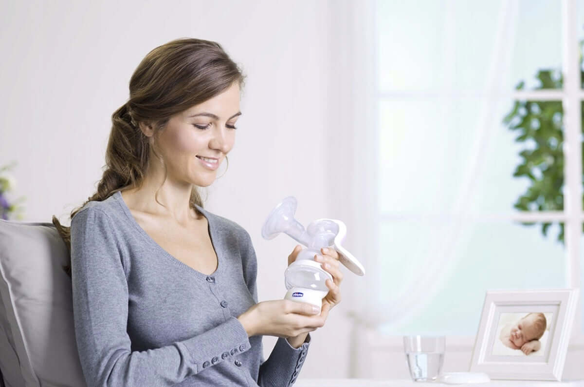CHICCO Natural Feeling LAKTATOR RĘCZNY 150 ml U "O. ręczny laktator Chicco z butelką 150 ml i smoczkiem, biało-różowy