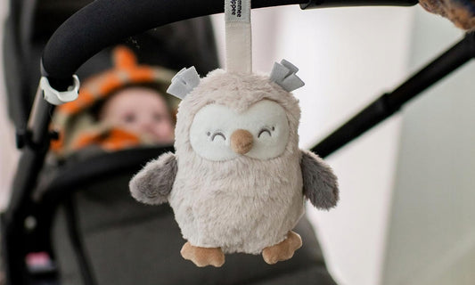 TOMMEE TIPPEE Sowa Ollie ZAWIESZKA z pozytywką i czujnikiem płaczu 15 cm, szara sowa do wózka