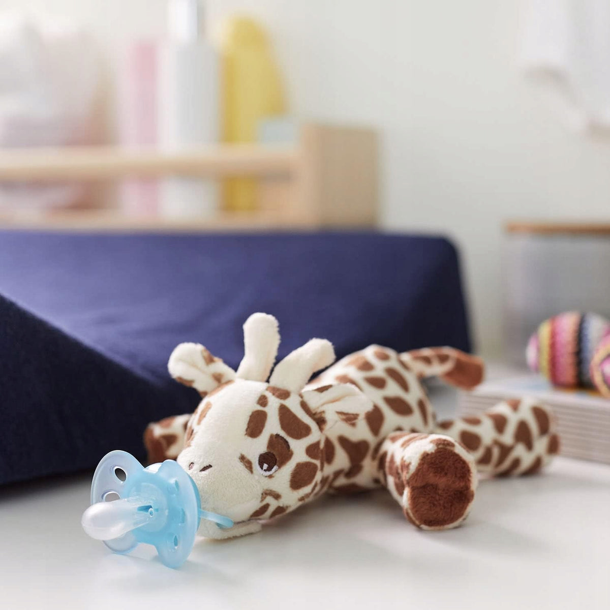 AVENT smoczek uspokajający z przytulanką 0-6m, pluszowa żyrafa z niebieskim smoczkiem dla niemowląt