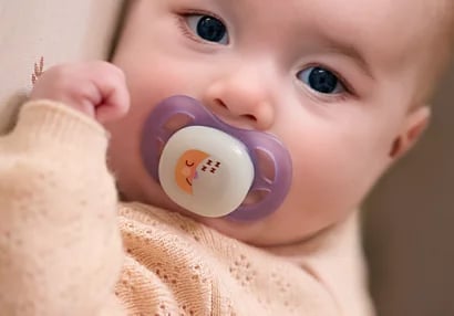 Philips Avent Ultra Start Night – dziecko z liliowym smoczkiem