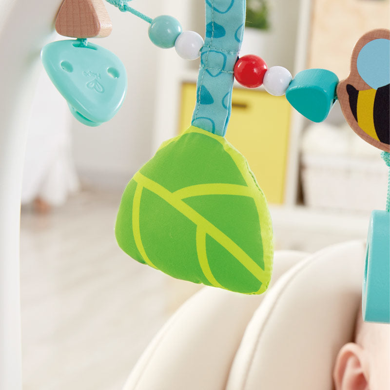 HAPE висяща играчка за количка, легло и столче 43 cm