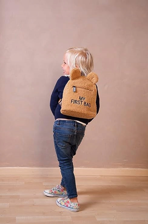 CHILDHOME My First Bag PLECAK dla dzieci miś, brązowy plecak dla dziecka z misiem, widok z tyłu