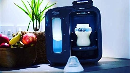 TOMMEE TIPPEE Perfect Prep EKSPRES Day&Night podgrzewacz do mleka z butelką na blacie i filtrem wody