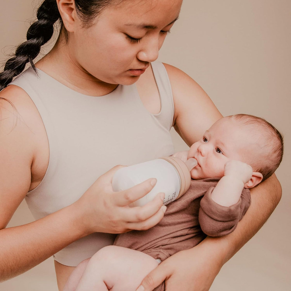 Slow Flow adjusted to the baby's sucking strength, soft silicone supporting natural feeding sensations