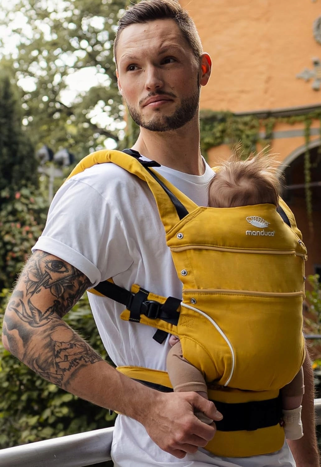 MANDUCA First nosidełko klamrowe bawełna organiczna, żółte nosidło dla dziecka noszone przez tatę