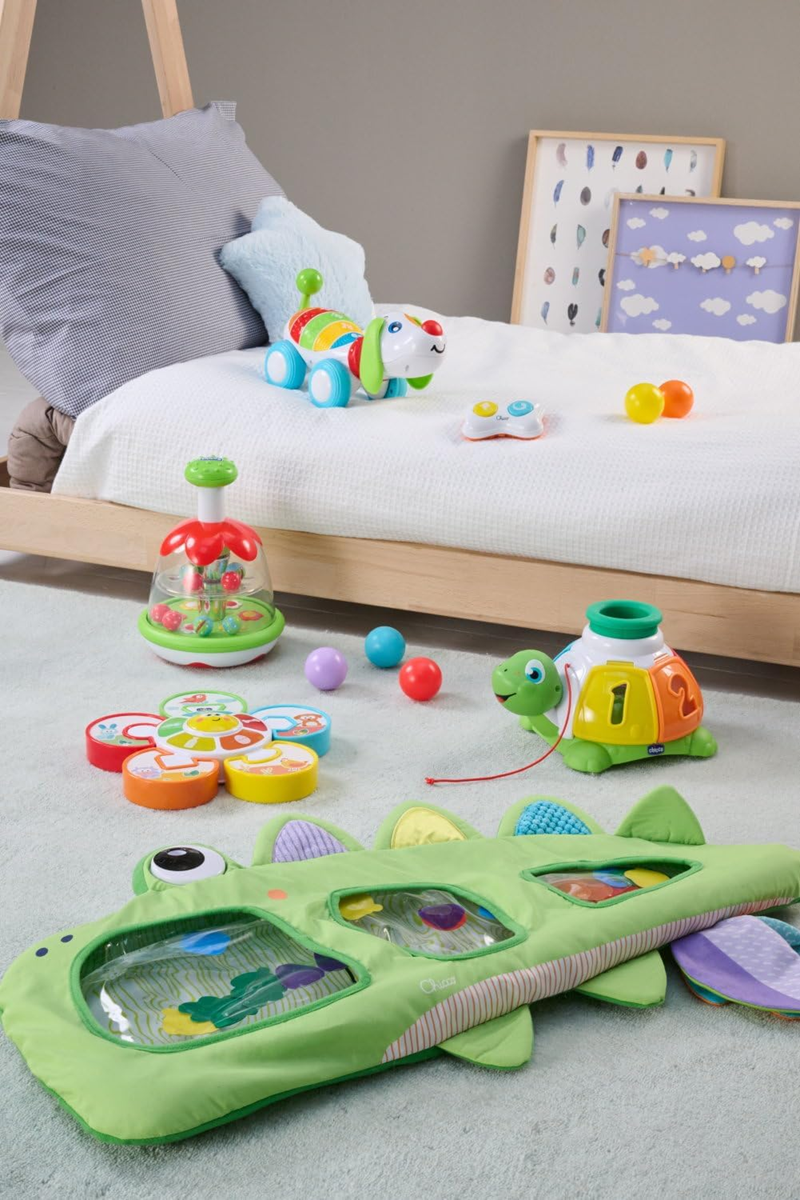 CHICCO Rainbow Spinner búgócsiga réti motívummal, 16 x 22 cm, 6 hónapos kortól