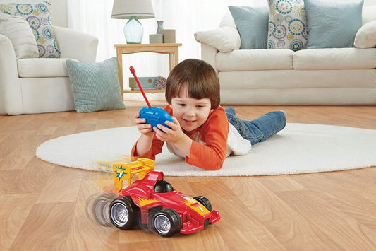 FISHER-PRICE My Easy RC samochód zdalnie sterowany dla dzieci, czerwony samochód RC na podłodze z pilotem