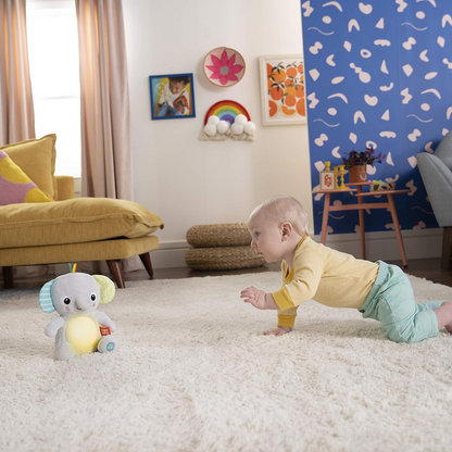 BRIGHT STARTS Huge-a-bye-Baby interaktiv elefant med musik och ljus 20 cm
