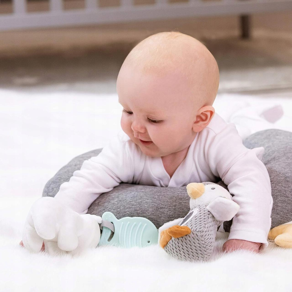 NUBY buikligkussen met speeltjes