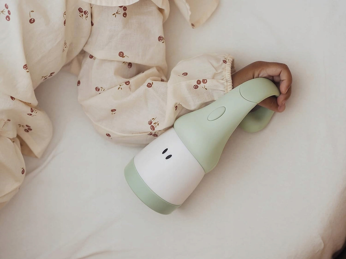 BEABA Pixie 2w1 latarka przenośna lampka nocna LED zielona, ergonomiczna lampka dla dzieci z uchwytem
