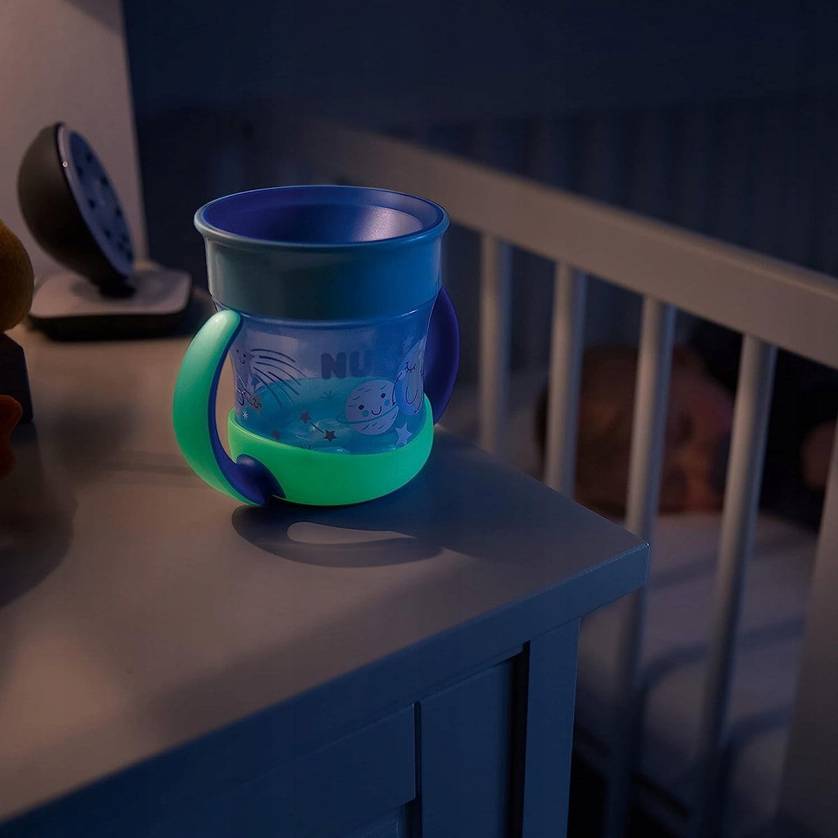 NUK Mini Magic Cup ŚWIECĄCY KUBEK NIEKAPEK 160 ml niebieski kubek niekapek dla dzieci z podświetlanymi uchwytami