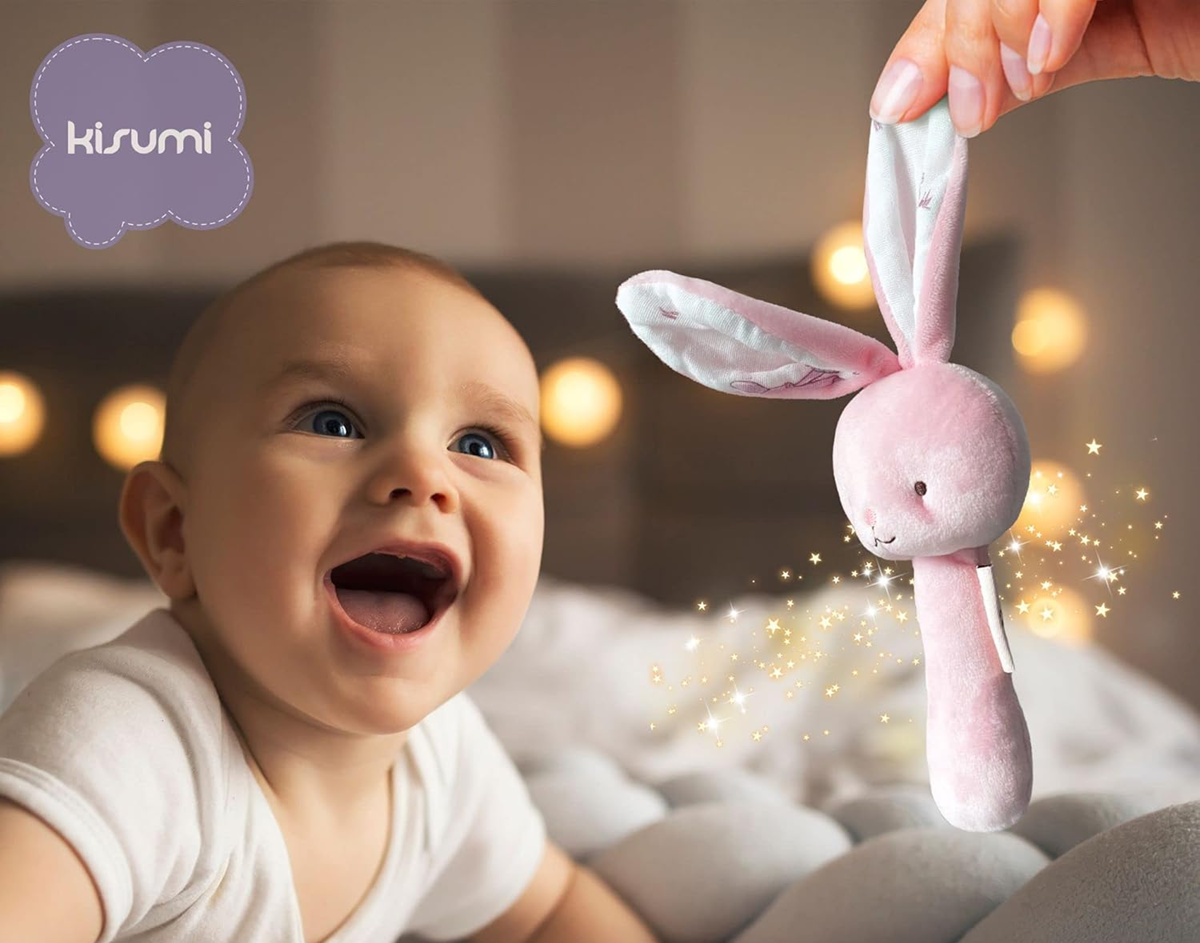 KISUMI ensemble couette, bavoir et hochet en peluche LAPIN