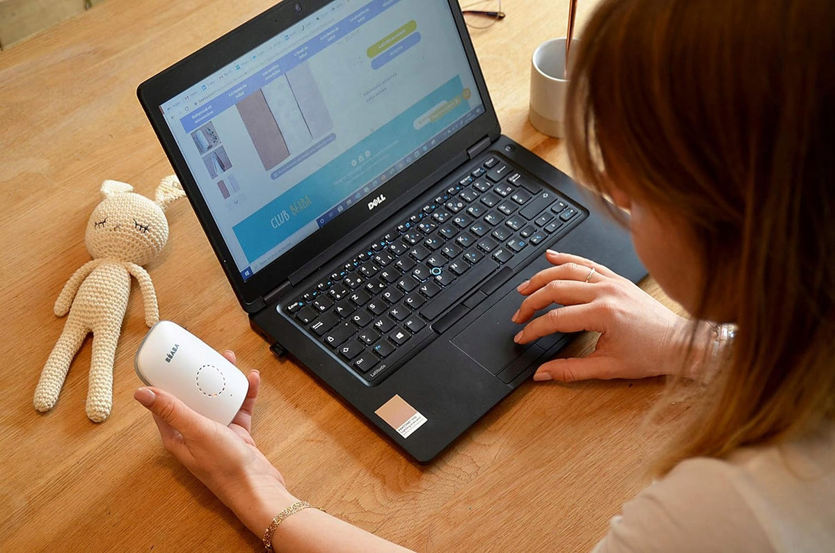 BEABA Simply Zen niania elektroniczna FHSS VOX, biały monitor dla dziecka w użyciu przy laptopie