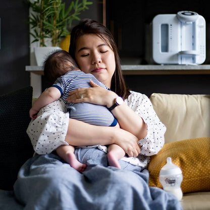 TOMMEE TIPPEE Perfect Prep EKSPRES DO MLEKA 2 min w użyciu, mama tuli dziecko przy podgrzewaczu do mleka