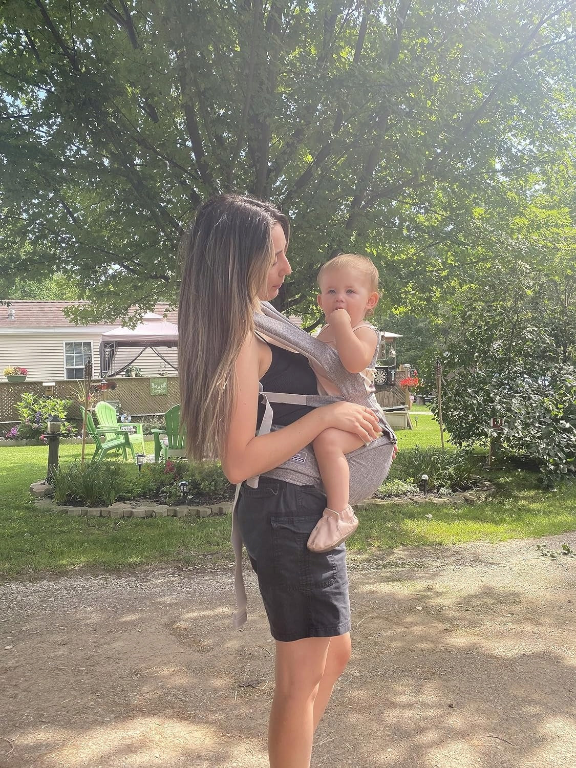 BELLABABY nosidełko ergonomiczne z pasem biodrowym 3w1 0-36msc, mama nosi dziecko na świeżym powietrzu