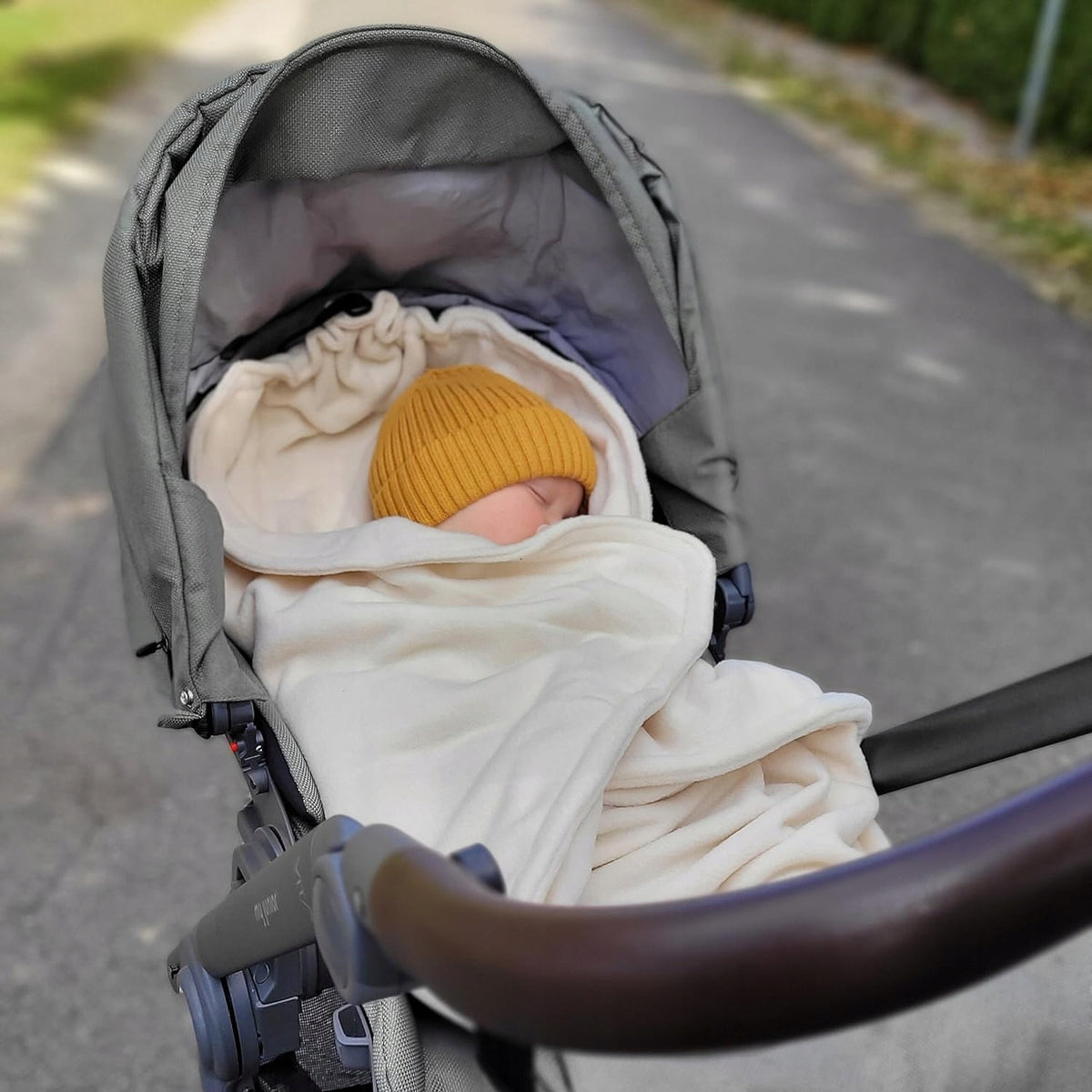 HOPPEDIZ otulacz kocyk do fotelika 3 i 5 punktowe pasy POLAROWY, kremowy, do fotelika dziecięcego