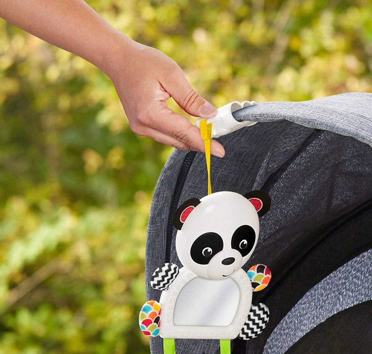 FISHER-PRICE FGH91 37 cm-es PANDA babakocsi- és autósülésre rögzíthető csörgős függőjáték