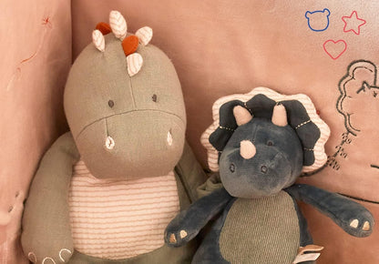 Jucărie de pluș NOUKIE'S cu cutiuță muzicală „Cântecul de leagăn al lui Brahms” TRICERATOPS 20 cm – fotografie produs 3