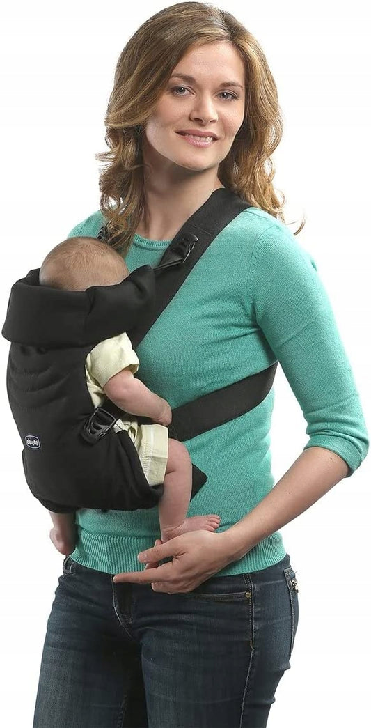 CHICCO EASY FIT nosidełko ergonomiczne czarne, mama nosi noworodka w ergonomicznym nosidle od urodzenia do 9 kg
