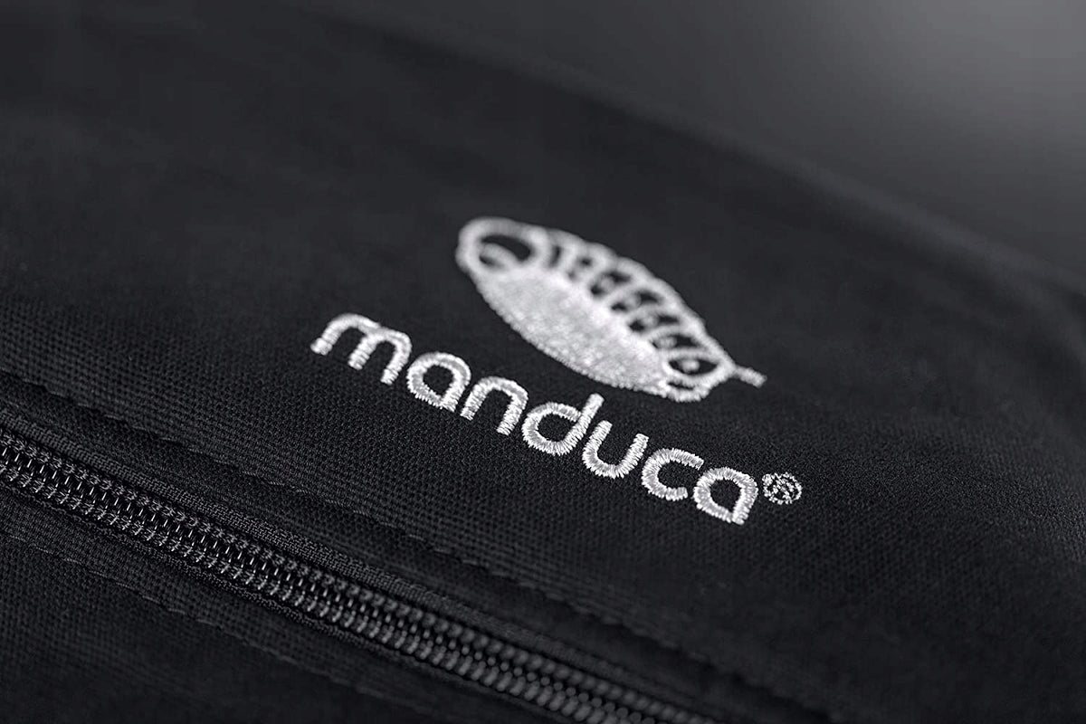 MANDUCA First nosidełko klamrowe bawełna organiczn. czarne, logo manduca na tkaninie organicznej