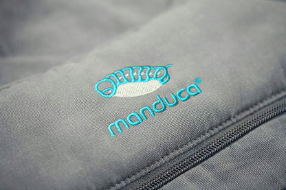 MANDUCA XT nosidełko klamrowe z bawełny organicznej, szare z logo marki na materiale