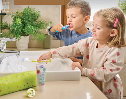 CHICCO zestaw szczoteczka do zębów z przyssawką i pasta truskawkowa + etui