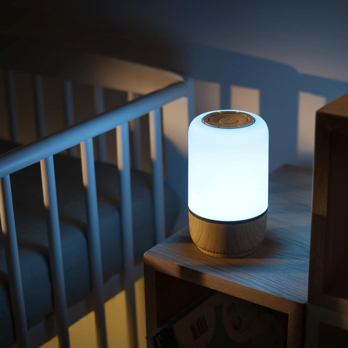 MAXI-COSI Soothe lampka nocna LED z głośnikiem aplikacja Connected Home