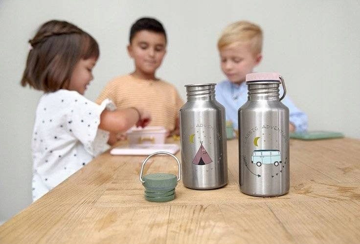 LASSIG Adventure bidon ze stali nierdzewnej 500 ml, srebrny bidon dla dzieci z dwiema zakrętkami na stole