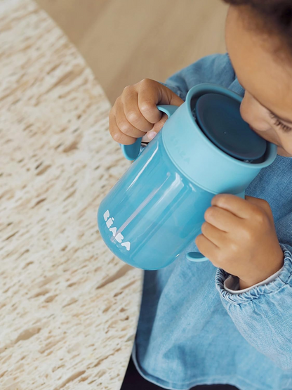 Dziecko trzymające kubek BEABA Training Cup