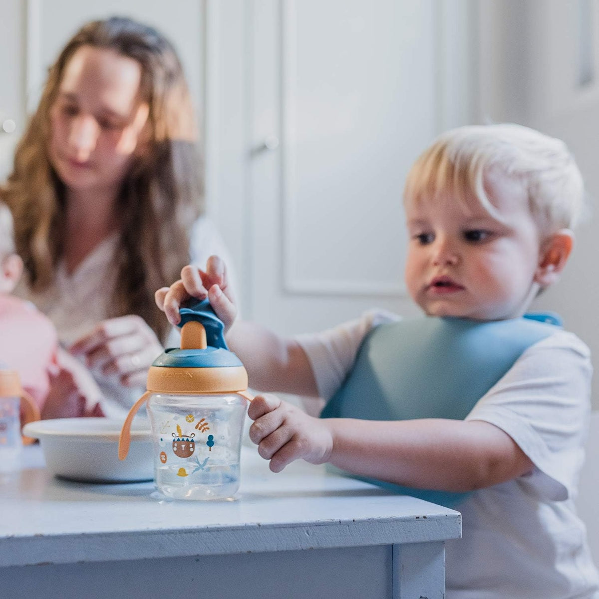 SUAVINEX Learning Cup hrnek proti rozlití s tvrdým náustkem 200 ml 6 m+