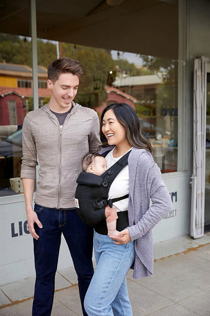 ERGOBABY ADAPT nosidełko ergonomiczne 3,2-20kg czarne, noszone przez mamę z dzieckiem na spacerze