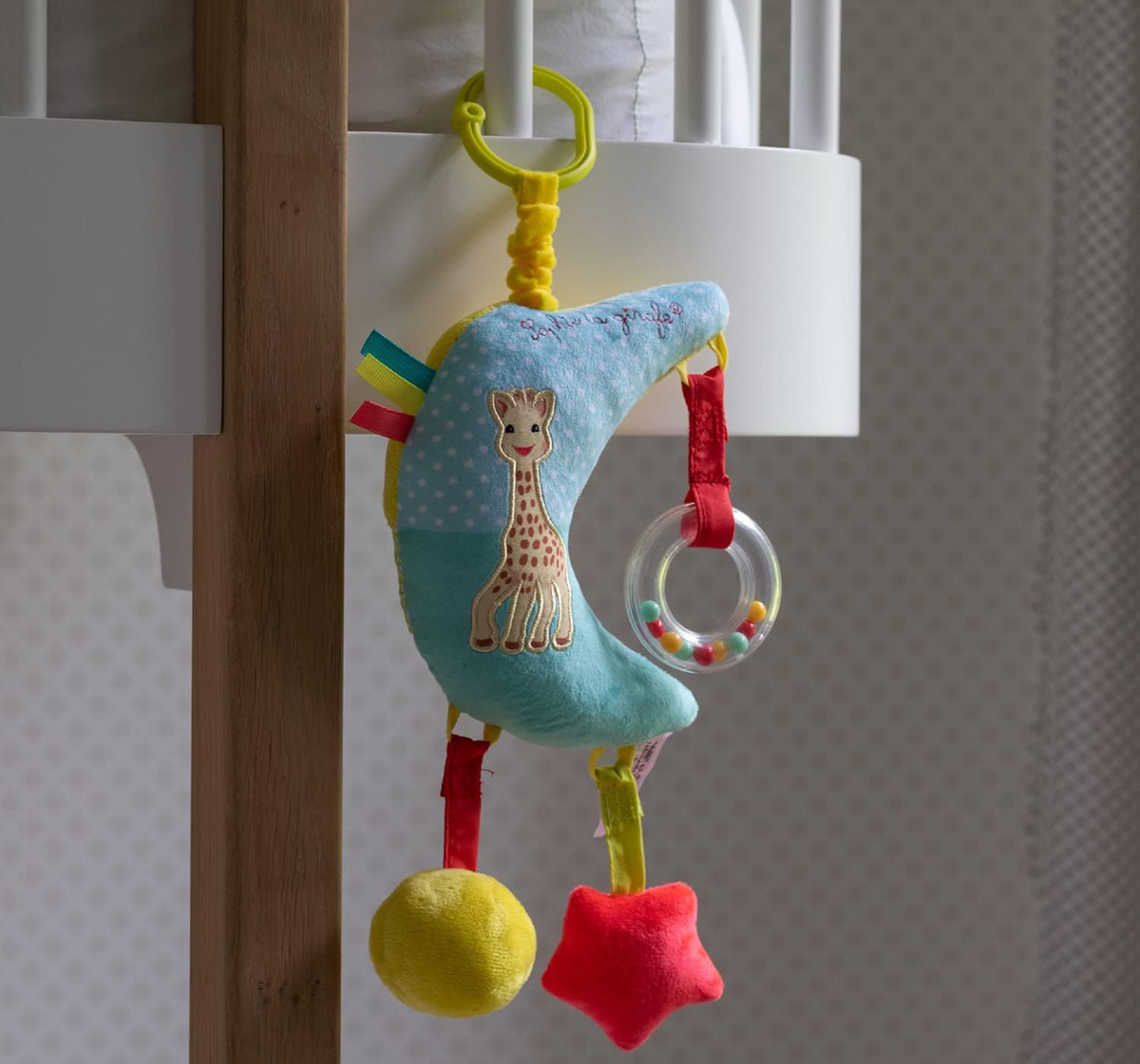 SOPHIE LA GIRAFE Spieluhr-Anhänger für Kinderwagen und Babybett, 28 cm, MOND – Produktfoto 4