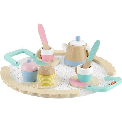 Drewniany zestaw do herbaty Fisher-Price HXT82 na okrągłej tacy: dzbanek, filiżanki, łyżeczki i babeczki w pastelowych kolorach.
